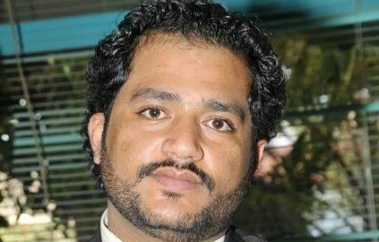 ماذا سَيَصنَعُ شاعِرٌ بِمِدَادِهِ