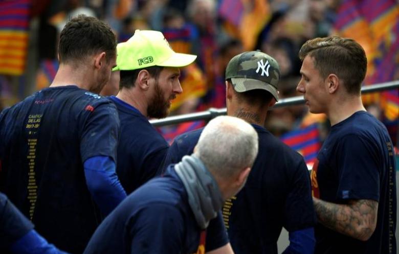 عشاق برشلونة يحتفلون بالثنائية مع غصة الخروج من دوري الأبطال