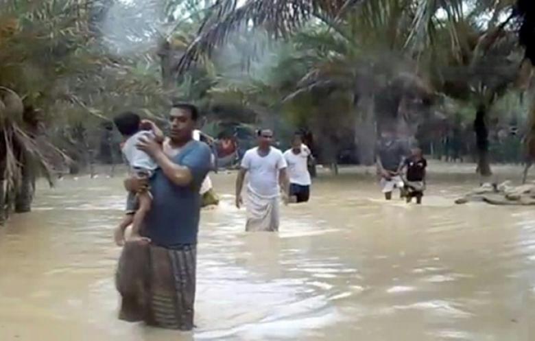 سقطرى اليمنية جزيرة منكوبة و عمان تستعد لمواجهة "ميكونو"