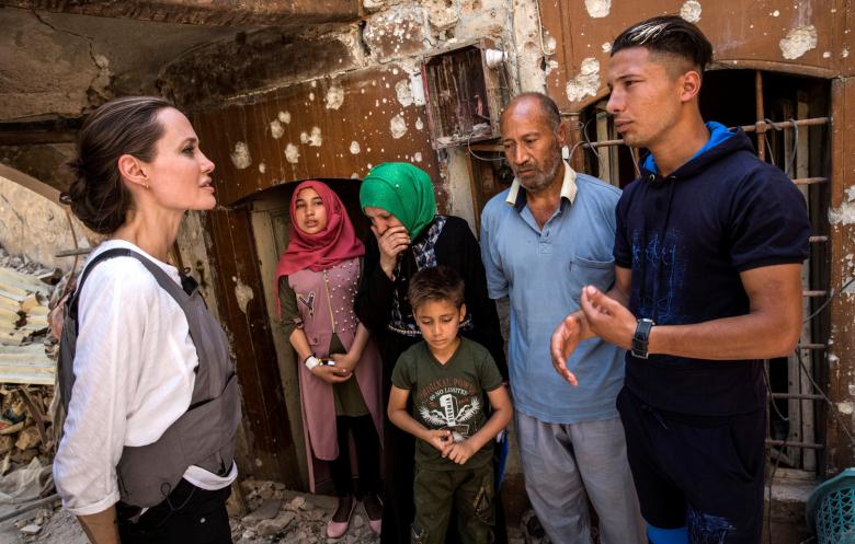 جولي مصدومة من حجم الدمار في  الموصل