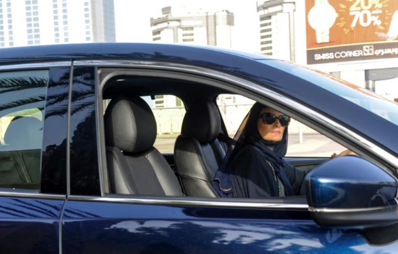 سعوديات يتجولن بسياراتهن بحرية للمرة الاولى في تاريخ المملكة