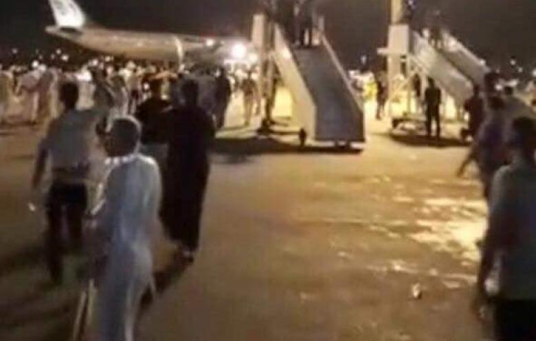العراق.. متظاهرون يقتحمون مطار النجف جنوب غربي العاصمة بغداد