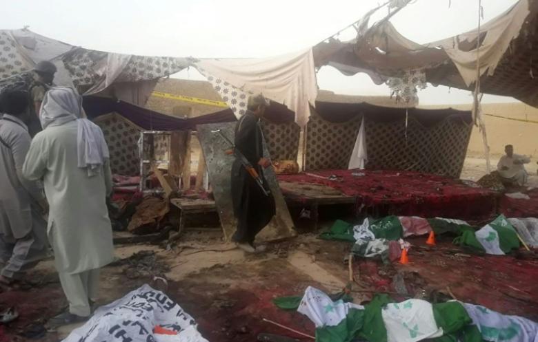 الباكستانيون يشيعون 128 قتيلا قضوا في تفجير استهدف تجمعا انتخابيا