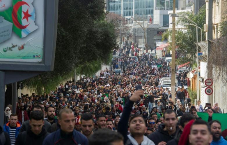 عشرات آلاف الجزائريين يتظاهرون ضد ترشح بوتفليقة لولاية خامسة