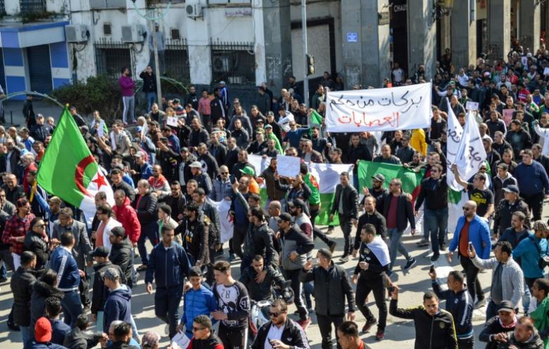 الجزائر تنتظر رد المعسكر الرئاسي على التظاهرات الحاشدة