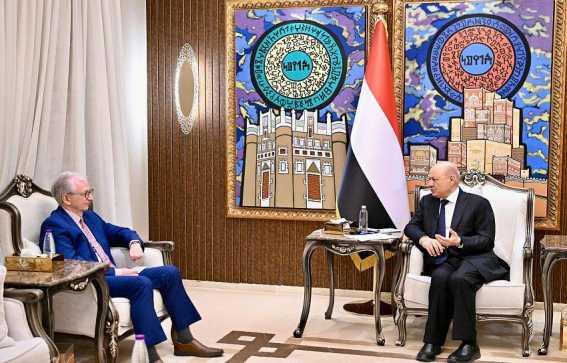 العليمي يدعو إلى إنهاء التهديد الحوثي وليس احتواءه