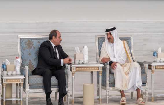 أمير قطر يواصل استقبال المعزين بالراحل الشيخ حمد لليوم الثاني