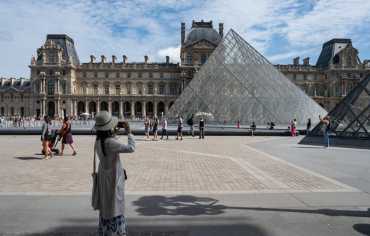 عملية سطو بمتحف اللوفر... لصوص يسرقون مجوهرات «لا تُقدر بثمن» في 7 دقائق