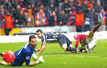 «أبطال أوروبا»: سقوط مروّع ليوفنتوس في إسطنبول