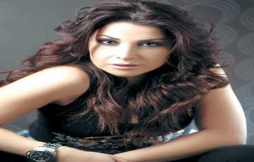 المغنية اللبنانية ألين خلف... على المسرح بعد سنوات من الصمت