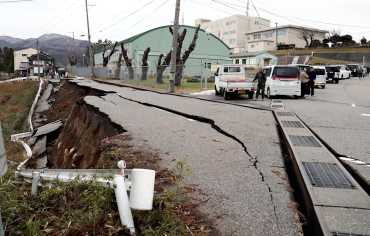 موجات "تسونامي" تضرب اليابان بعد زلزال عنيف بلغت قوته 7.4 درجات