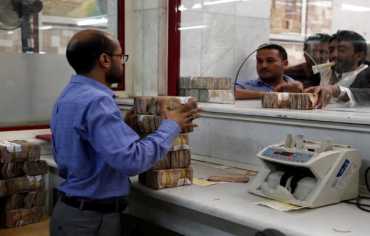 أزمة نقدية في مناطق سيطرة الحوثيين رغم طرح عملة جديدة