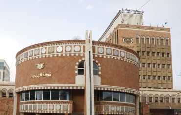 الحوثيون يمنعون موظفي البنوك الخاصة من مغادرة صنعاء