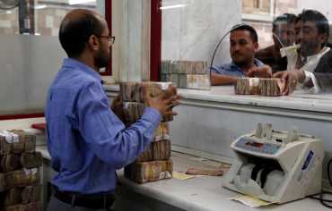 تأخير الرواتب يتسبب في أزمة صرف خانقة في اليمن