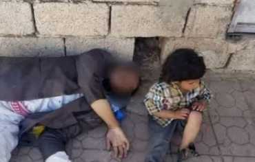 الحوثيون يدفنون آثار رجل مات جوعا بجوار طفله