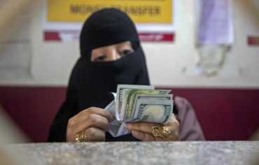 البنك المركزي اليمني عاجز عن لجم انهيار الريال.. ويتهم الصرافين