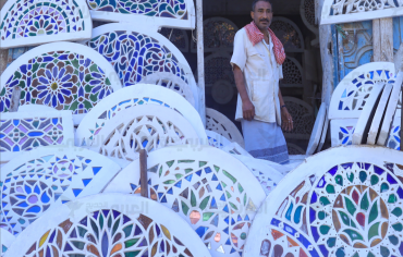القمريات... منافذ الضوء التراثية في بيوت اليمنيين