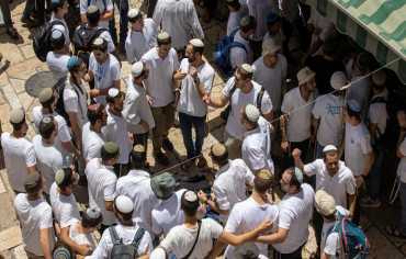 مستوطنون يؤدون «طقوساً تلمودية» عند أبواب المسجد الأقصى