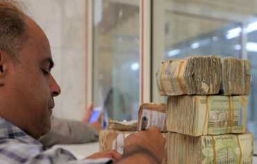 صنعاء تبدأ تداول العملات الجديدة وسط مطالب بوقف الصراع النقدي
