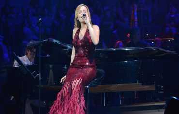 كارول سماحة تغني زياد الرحباني: "ما بتنترك وحدك"