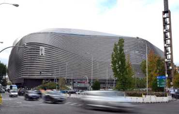 ريال مدريد يغيّر اسم ملعبه.. خطوة تجارية تثير غضب الجماهير