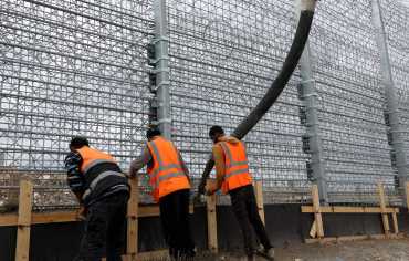 تل أبيب تضغط على بيروت بـ«الجدار» وتعتدي على «اليونيفيل»