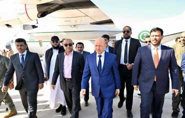 العليمي يعود إلى عدن برفقة رئيس الوزراء ومحافظ البنك المركزي