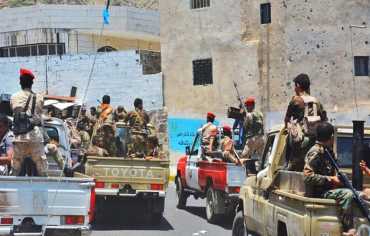 7 قتلى في اشتباكات بين مسلحين قبليين ومرافقي محافظ تعز 