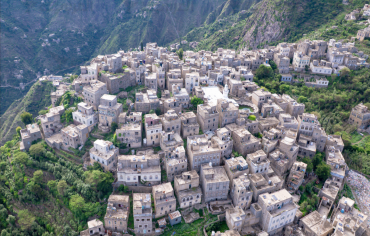 جبل صبر... ملك يحمي مدينة تعز ويحتضنها