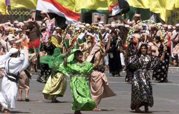 "يا بنات المكلا"... أغنية يمنية تفيض بجدل عمره 70 عاماً