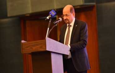 وصول رئيس الحكومة ووزراء إلى عدن لمواجهة التحديات الخدمية والأمنية