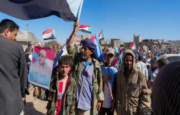 وسط وصول تعزيزات عسكرية كبيرة.. مسيرة جماهيرية في عدن 