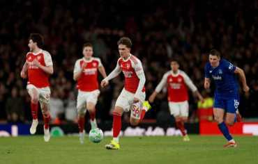 داومان يصنع التاريخ ويحسم فوزا ثمينا لأرسنال على إيفرتون