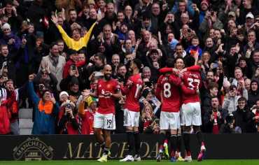 «البريميرليغ»: مان يونايتد يحكم قبضته على المركز الثالث بثلاثية في أستون فيلا