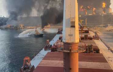 نيران في ميناء صلالة.. هل تحترق أوراق "الدبلوماسية الهادئة"؟