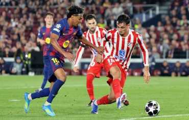 أتلتيكو مدريد يقترب من قبل نهائي دوري أبطال أوروبا بثنائية في معقل برشلونة