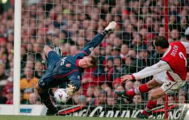 وفاة حارس أرسنال ويوفنتوس السابق في حادث سير مروّع