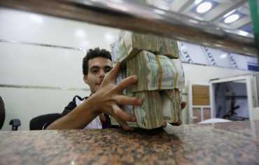 أزمة شح السيولة النقدية تُفاقم معاناة اليمنيين