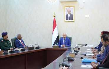 الحكومة اليمنية تحرّر الدولار الجمركي وتقرّ بدلات معيشية الموظفين