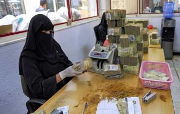 تحويلات المغتربين اليمنيين تتبخر قبل وصولها إلى الأسر