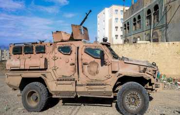 اليمن يطالب بإجراءات رادعة بعد استهداف سادس لمطار عدن